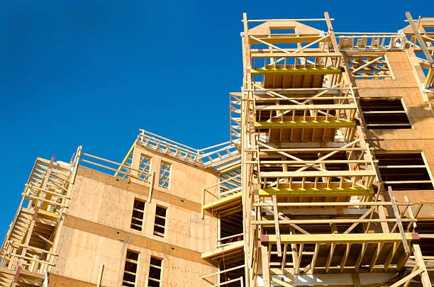 construcción de marco de madera en el sitio de - wooden construction fotografías e imágenes de stock