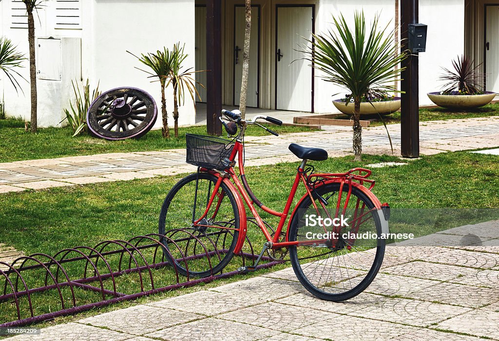 Vecchia bicicletta. Immagine a colori - Foto stock royalty-free di Ambientazione esterna