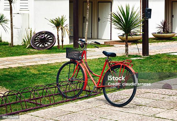 Vecchia Bicicletta Immagine A Colori - Fotografie stock e altre immagini di Ambientazione esterna - Ambientazione esterna, Bicicletta, Composizione orizzontale