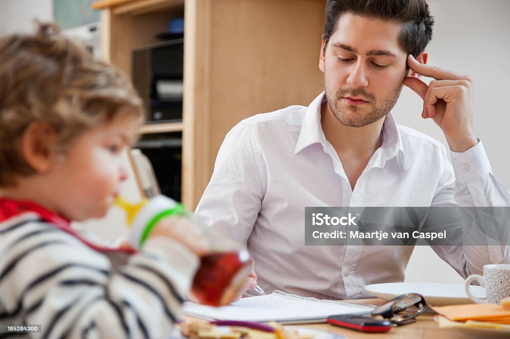 Familia con desayuno - Foto de stock de 12-17 meses libre de derechos