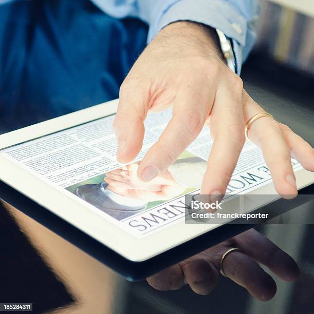 ビジネス人の読書新聞でデジタルタブレット - デジタルディスプレイのストックフォトや画像を多数ご用意 - デジタルディスプレイ, 新聞, つながり