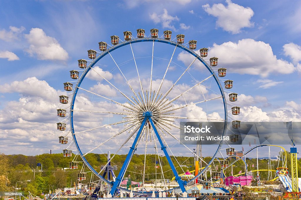 Roda-Gigante em um Parque de Diversões - Royalty-free Roda-Gigante Foto de stock