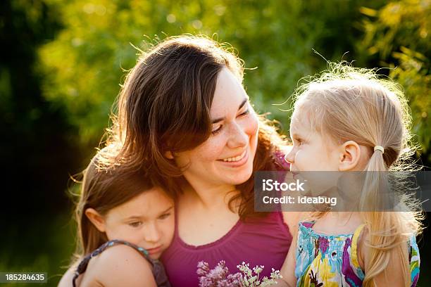 Szczęśliwy Matka I Dwie Córki Siedzi Razem Na Zewnątrz - zdjęcia stockowe i więcej obrazów 2-3 lata