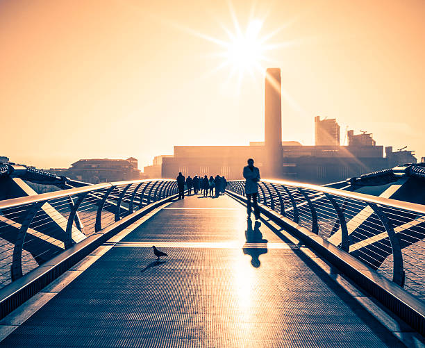 gente cammina su millenium bridge, londra - millennium footbridge foto e immagini stock