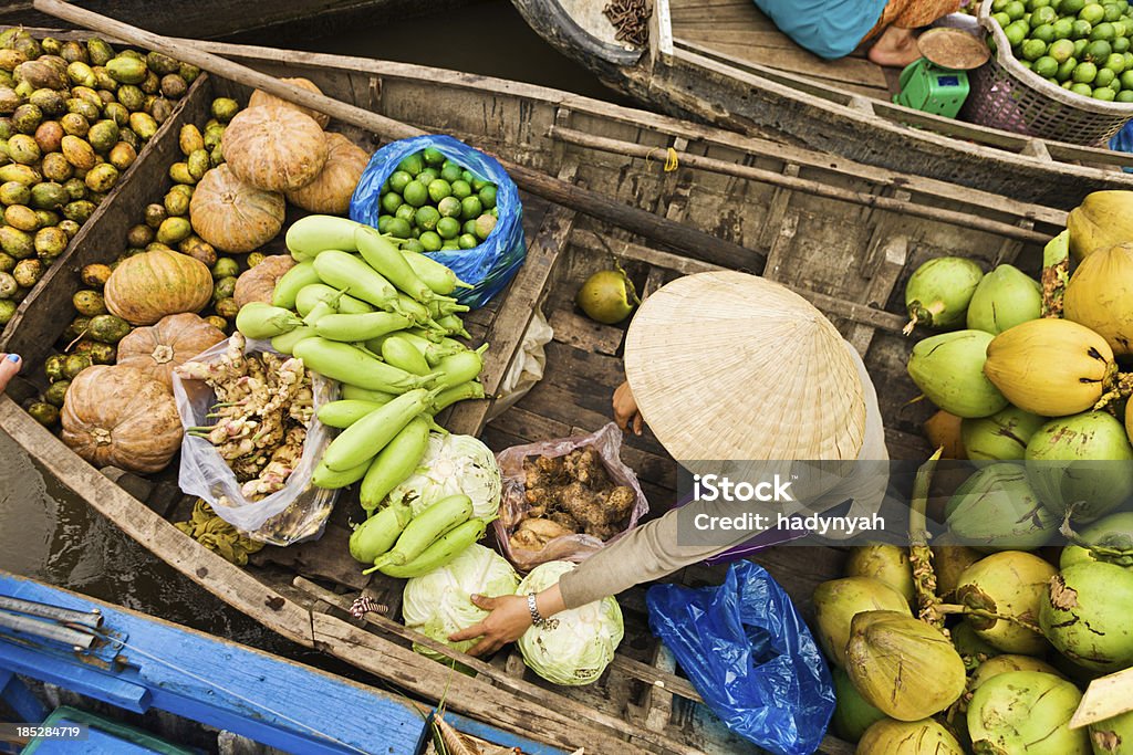 Mujer vietnamita venta de frutas en el mercado flotante, río Mekong Delta, - Foto de stock de Actividad física libre de derechos