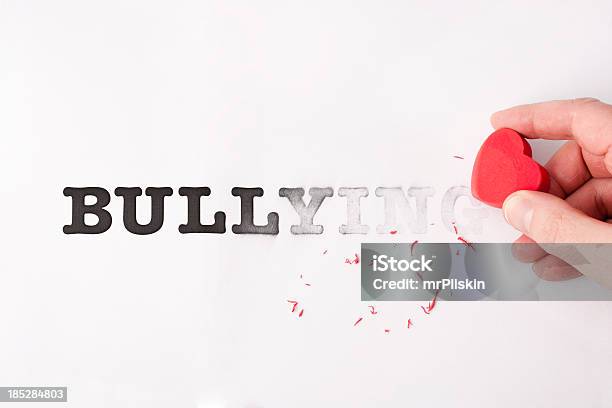Frotar Out Bullying Foto de stock y más banco de imágenes de Acoso escolar - Acoso escolar, Goma de borrar, Amor - Sentimiento