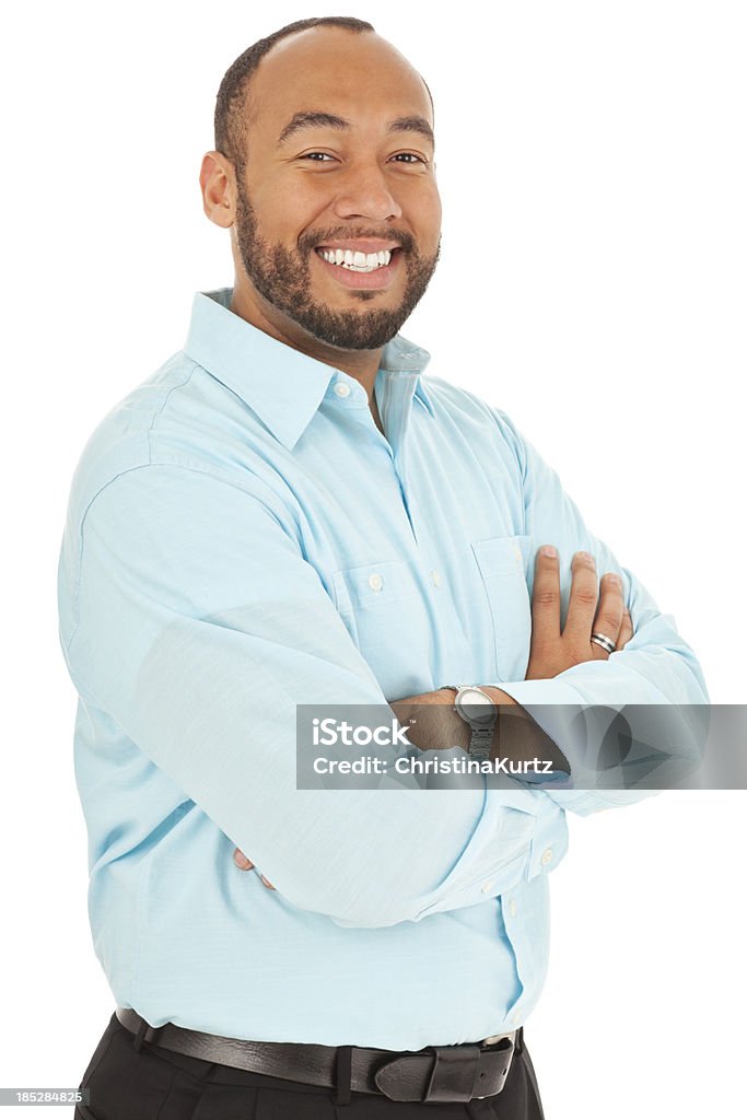 Casual homem de raça mista sorrindo com braços cruzados - Foto de stock de Azul royalty-free