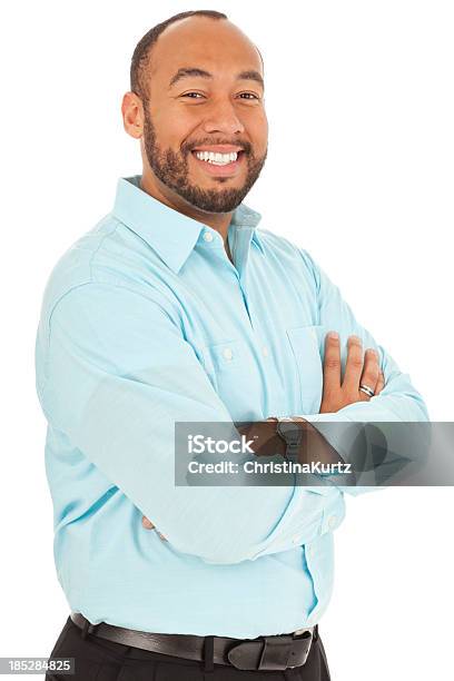 Foto de Casual Homem De Raça Mista Sorrindo Com Braços Cruzados e mais fotos de stock de Azul