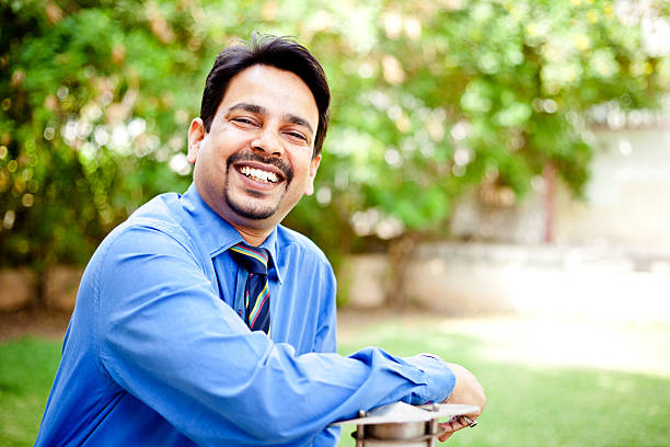 al aire libre, retrato de un hombre de negocios seguro alegre india - formal garden front or back yard gazebo night fotografías e imágenes de stock