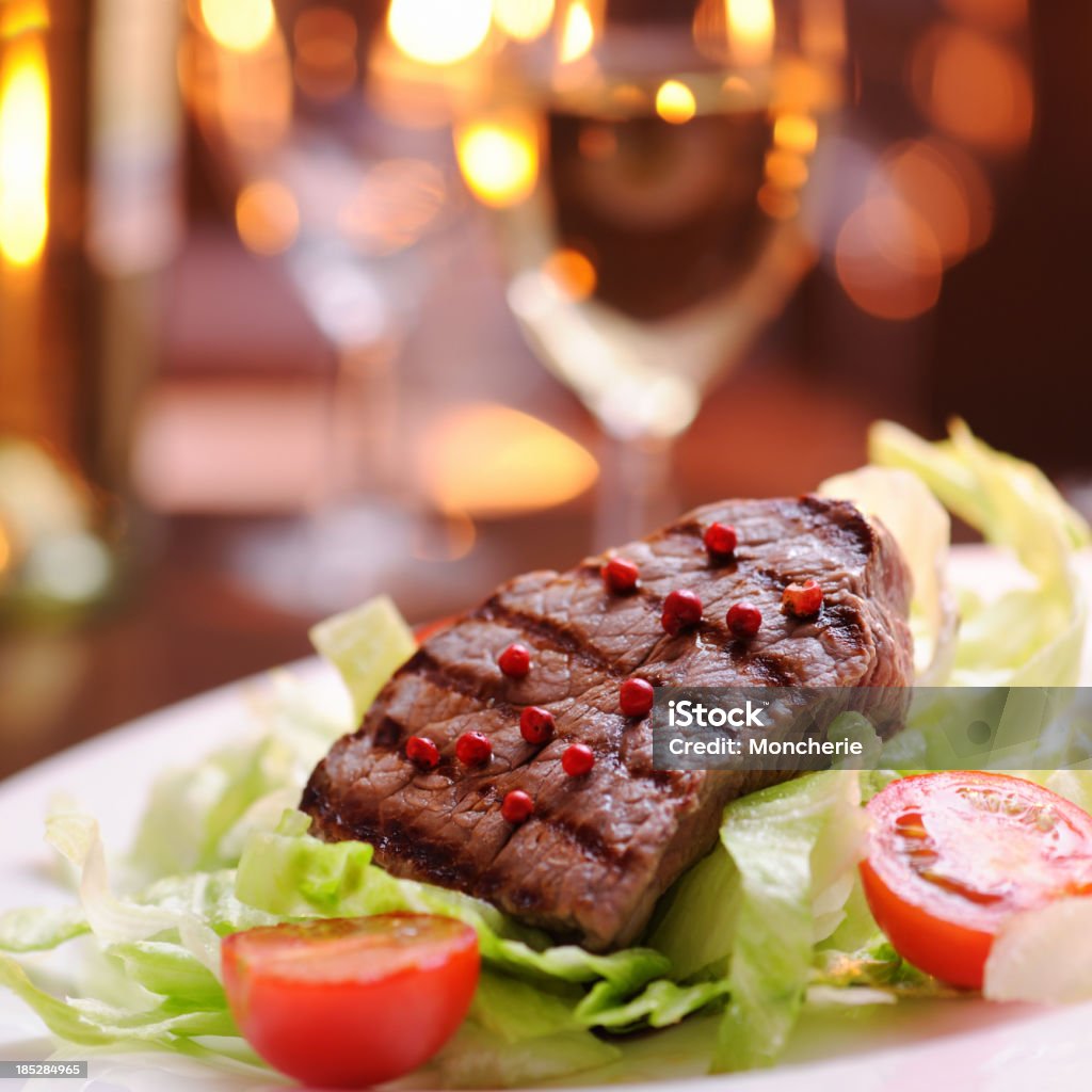 グリルステーキ、サラダ - お食事デートのロイヤリティフリーストックフォト