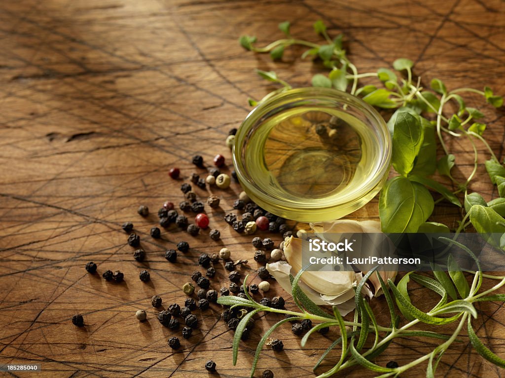 Aceite de oliva y hierbas frescas - Foto de stock de Aceite de oliva libre de derechos