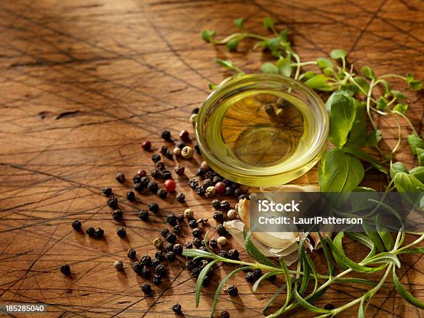 Aceite De Oliva Y Hierbas Frescas Foto de stock y más banco de imágenes de Aceite de oliva - Aceite de oliva, Aceite para cocinar, Aderezo