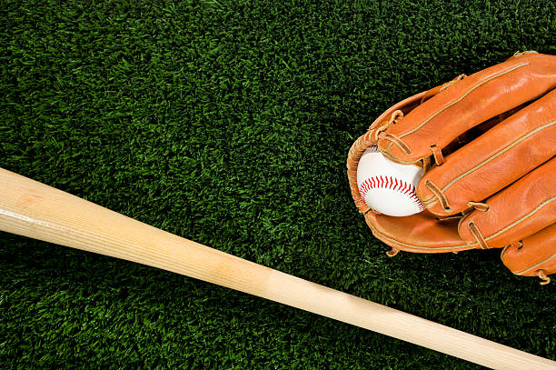 guante de béisbol y bat - baseball baseball diamond grass baseballs fotografías e imágenes de stock