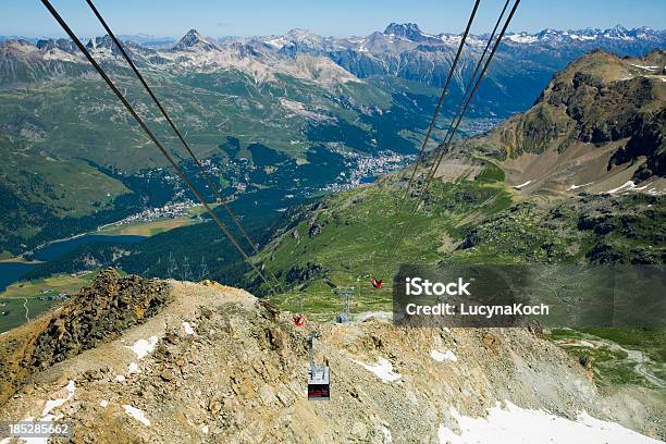 Vista Panorámica De Los Alpes A Las Montañas Foto de stock y más banco de imágenes de Aire libre - Aire libre, Aldea, Alpes Europeos