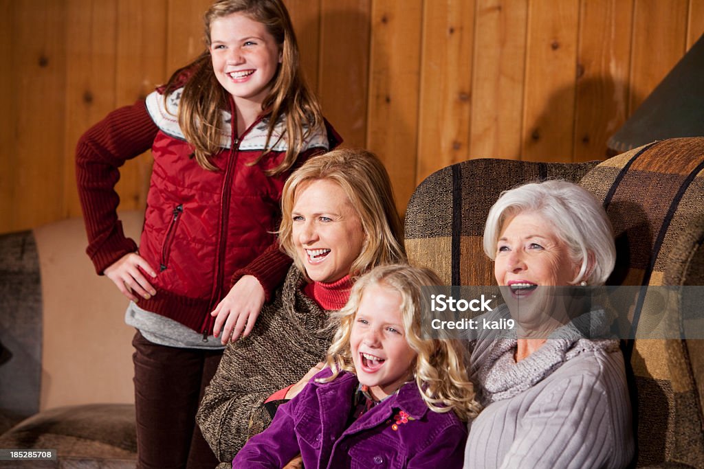 Tre generazioni in rustica soggiorno - Foto stock royalty-free di Bambine femmine