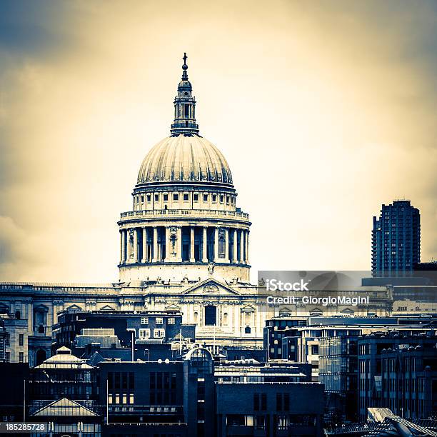 Foto de Saint Pauls Cathedral Em Londres Reino Unido e mais fotos de stock de Alto - Descrição Geral - Alto - Descrição Geral, Anglicano, Arcaico