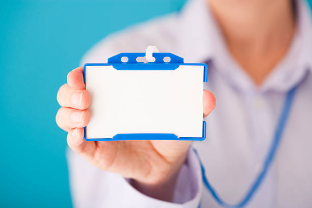 en blanco tarjeta de identidad de cuerda - security pass badge passing human hand fotografías e imágenes de stock