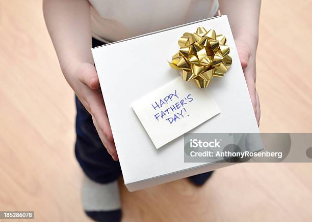 Foto de Dia Dos Pais Presentes e mais fotos de stock de Dia dos Pais - Dia dos Pais, Cartão de Felicitação, Aluno de Jardim de Infância