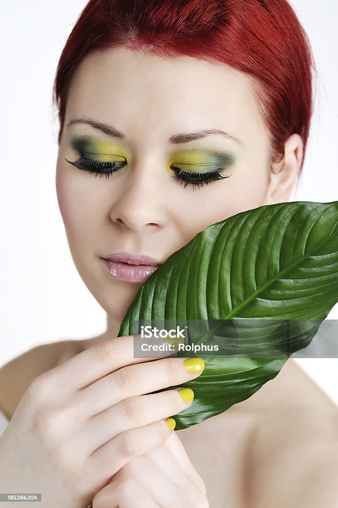 Redhead femme avec maquillage und Vert feuille de beauté - Photo de 20-24 ans libre de droits