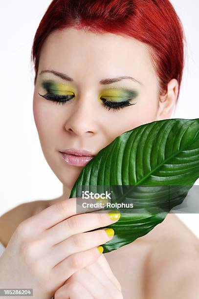 Photo libre de droit de Redhead Femme Avec Maquillage Und Vert Feuille De Beauté banque d'images et plus d'images libres de droit de 20-24 ans
