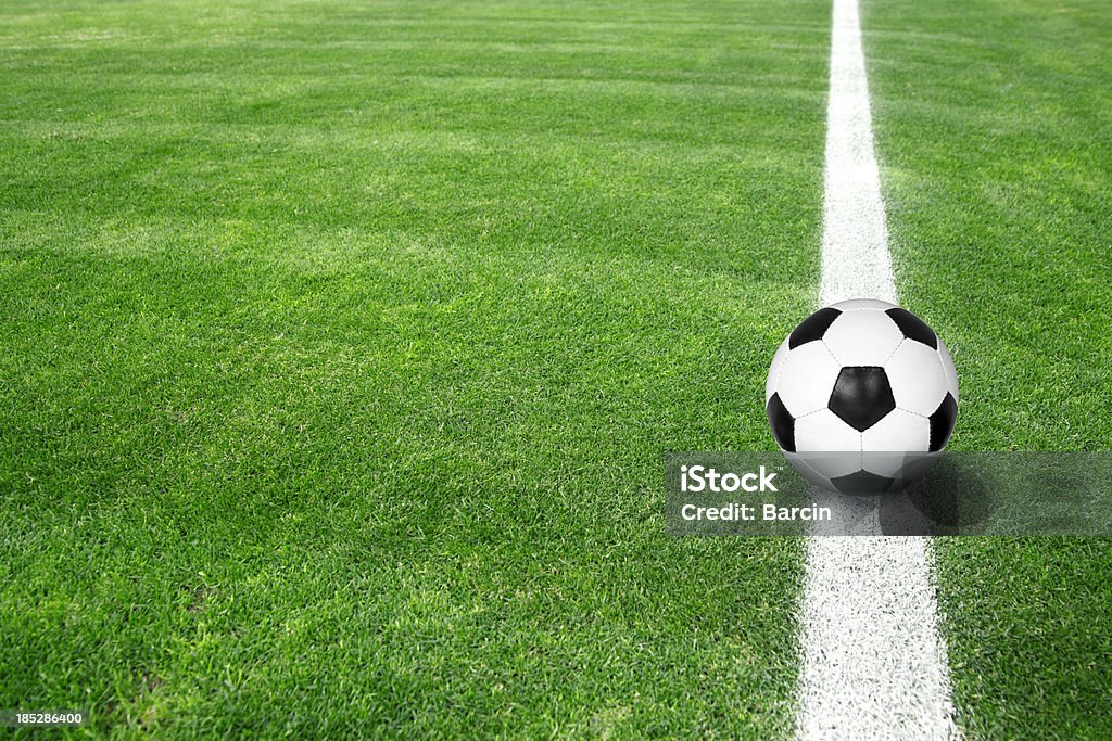 Soccer ball on green grass - Foto de stock de Fútbol libre de derechos