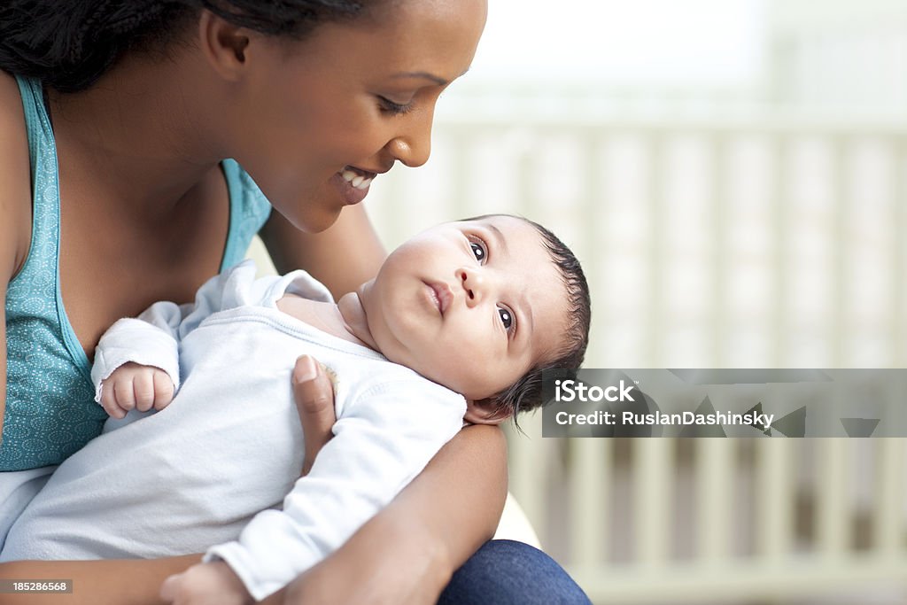 Mãe com seu recém-nascido. - Foto de stock de 0-11 meses royalty-free
