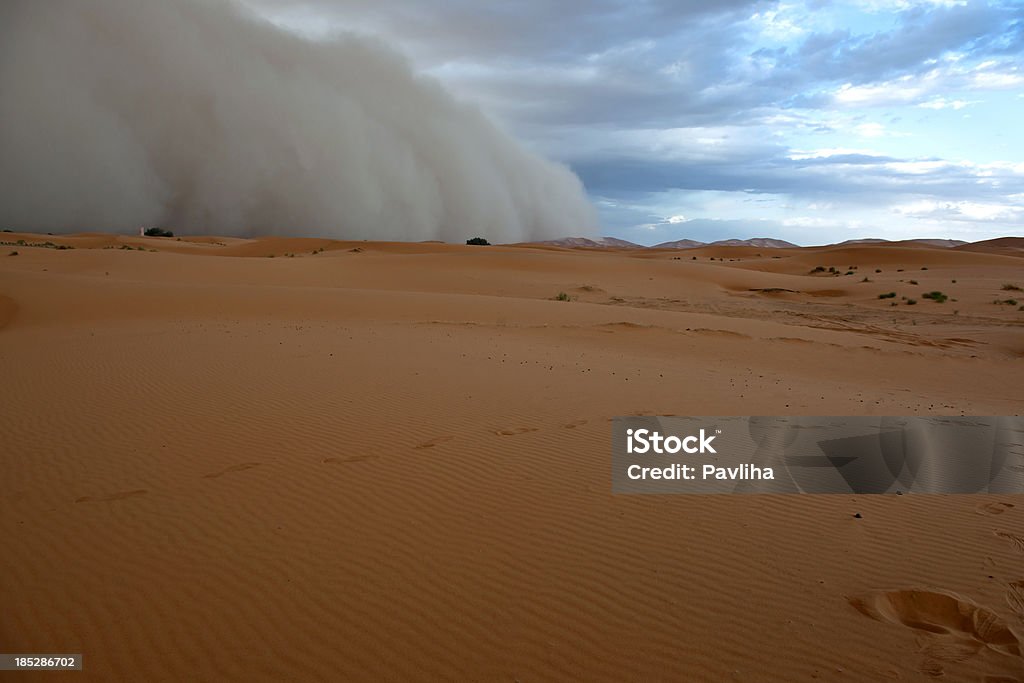 Sandstorm dans les dunes de l'Erg Chebbi Maroc - Photo de Afrique libre de droits