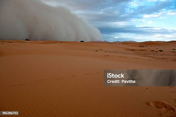 Photo libre de droit de Sandstorm Dans Les Dunes De Lerg Chebbi Maroc banque d'images et plus d'images libres de droit de Afrique - Afrique, Afrique du Nord, Bleu