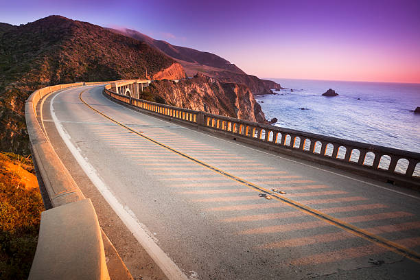 빅스비 구름다리, big sur, 캘리포니아, 미국 - pacific coast highway 뉴스 사진 이미지