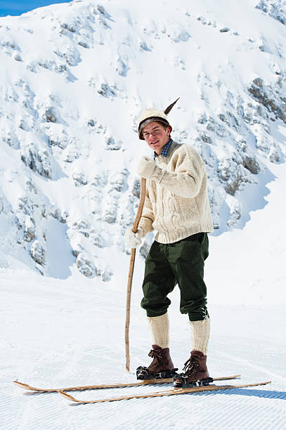 jovem posando vintage esquiador nas montanhas - telemark skiing skiing ski moving down - fotografias e filmes do acervo