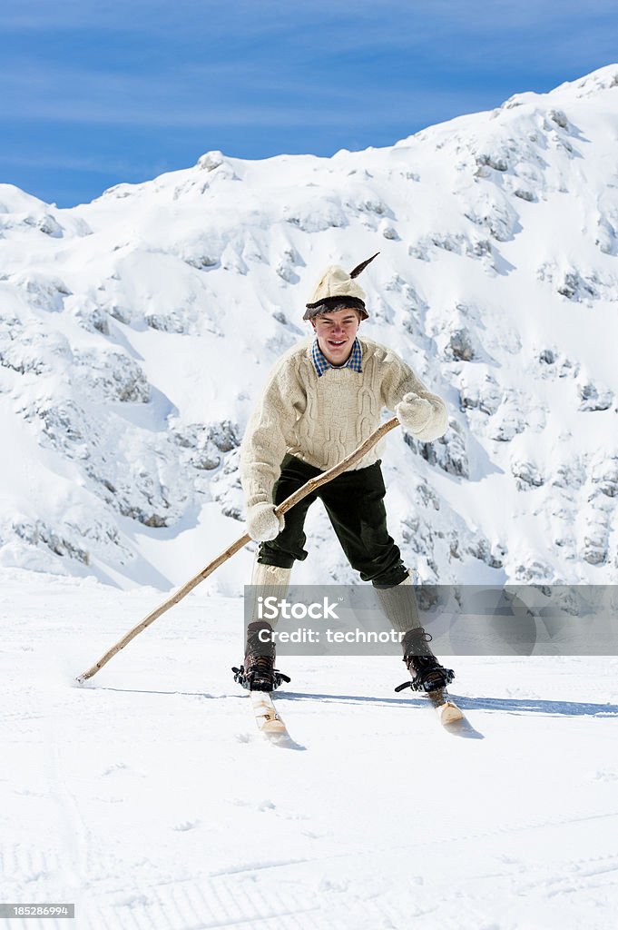 vintage Ritratto di sciatore in montagne - Foto stock royalty-free di 1950-1959