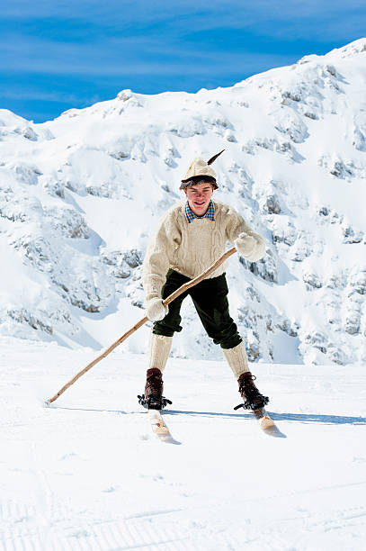 retrato de vintage esquiador nas montanhas - telemark skiing skiing ski moving down - fotografias e filmes do acervo