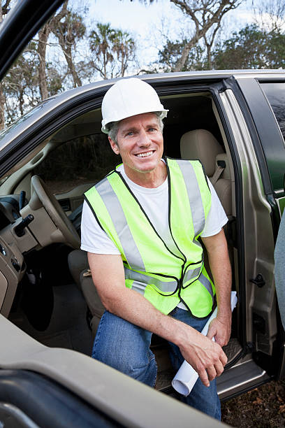 istock Manual worker wearing hardhat and safety vest 185287069