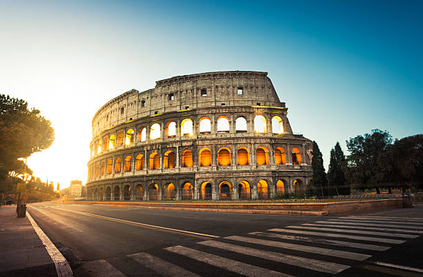 kolosseum in rom, italien bei sonnenaufgang - kolosseum stock-fotos und bilder