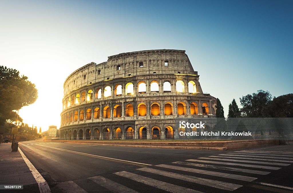 Colosseo di Roma, Italia nel tramonto - Foto stock royalty-free di Roma - Città