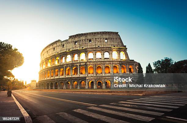 Colosseo Di Roma Italia Nel Tramonto - Fotografie stock e altre immagini di Roma - Città - Roma - Città, Colosseo, Italia