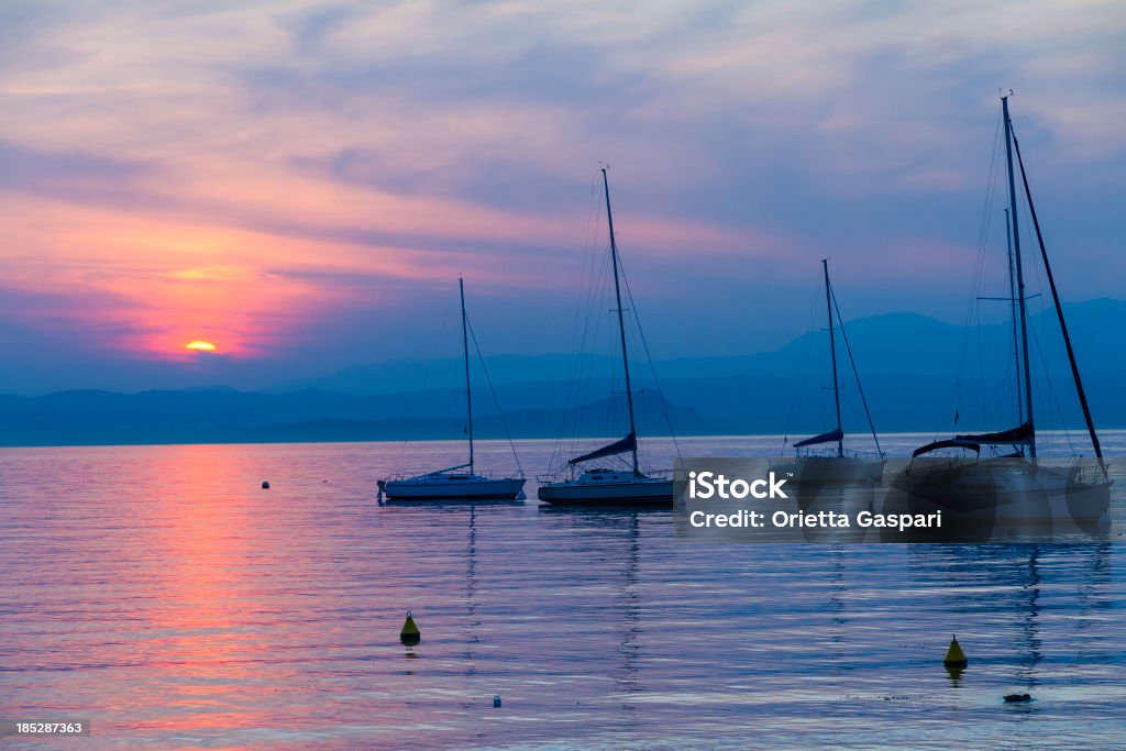 Zachód słońca nad jeziorem Garda, Włochy - Zbiór zdjęć royalty-free (Bez ludzi)