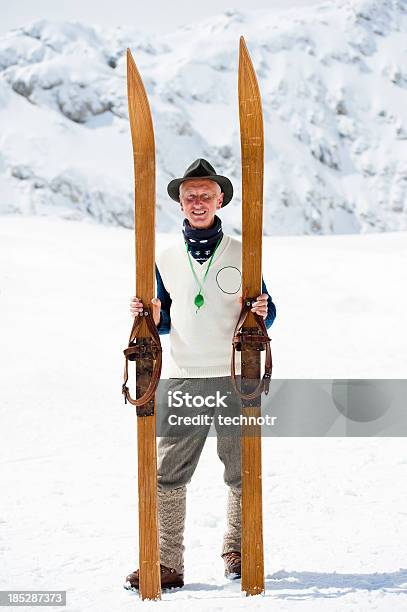 Photo libre de droit de Adulte Ski Vintage Pose Dans Les Montagnes banque d'images et plus d'images libres de droit de Paire de skis - Paire de skis, Ski, D'autrefois