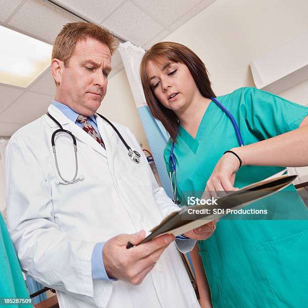 Arzt Und Krankenschwester Diskutieren Im Krankenhaus Patienten Diagramm Stockfoto und mehr Bilder von Arbeiten