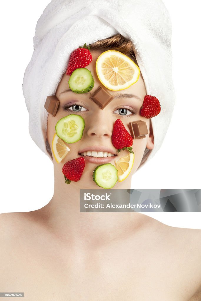 Fragole, limoni, cetrioli e cioccolato sul bellissimo viso. - Foto stock royalty-free di Cioccolato