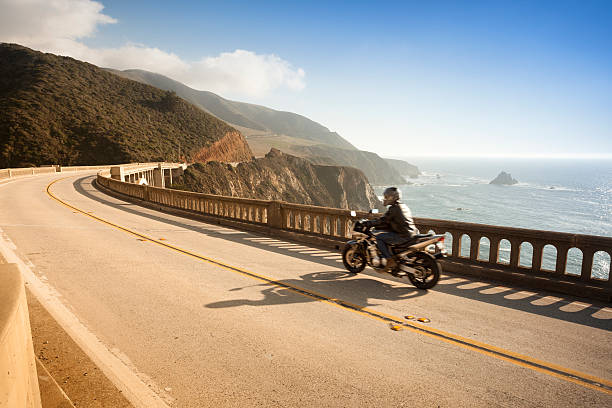 motorcycle de cruzar el puente de bixby, big sur, california, usa - california coastline beach cliff fotografías e imágenes de stock