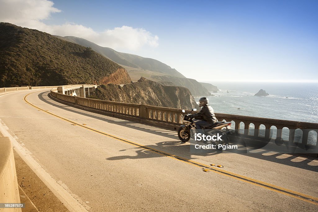 Moto attraversando il Bixby Bridge, Big Sur, California, Stati Uniti - Foto stock royalty-free di Motocicletta