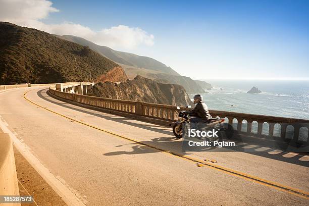 Motorizada Atravessando A Ponte De Bixby Big Sur Califórnia Eua - Fotografias de stock e mais imagens de Motorizada