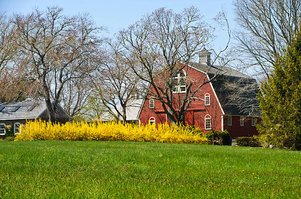 czerwona stodoła w wiosennym - massachusetts landscape new england spring zdjęcia i obrazy z banku zdjęć