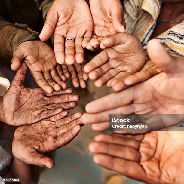 Mãos De Pobre Índia - Fotografias de stock e mais imagens de Trabalho Infantil - Trabalho Infantil, Índia, Pobreza - Questão Social