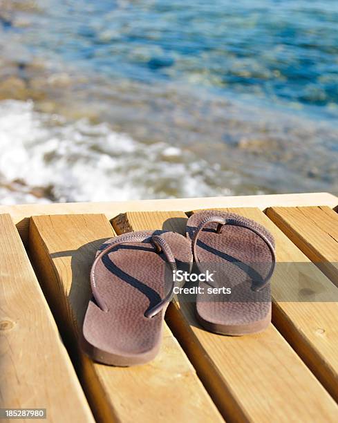 Flip Flops E De - Fotografias de stock e mais imagens de Atividades de Fim de semana - Atividades de Fim de semana, Cais - Estrutura Feita pelo Homem, Castanho