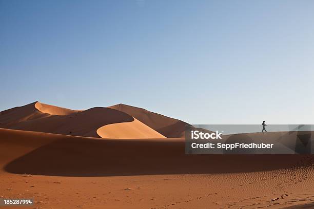 Wandern In Den Sanddünen Stockfoto und mehr Bilder von Abenteuer - Abenteuer, Arabien, Camping