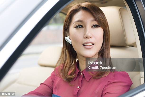 Photo libre de droit de Belle Jeune Femme Conduire Voiture De Parler Sur Casque Bluetooth banque d'images et plus d'images libres de droit de Adulte