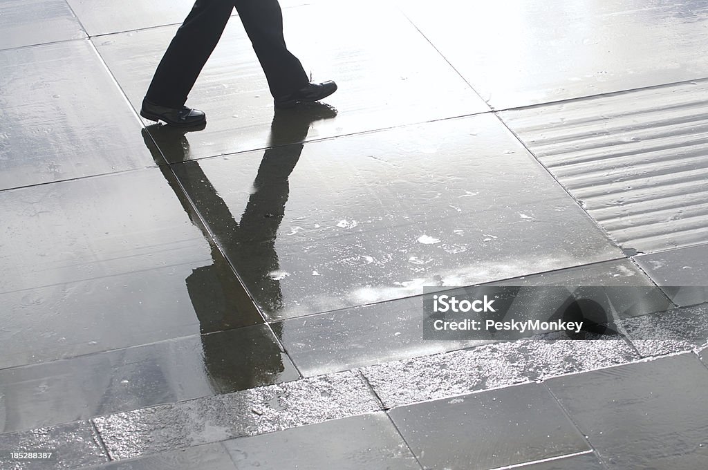 Geschäftsmann Shadow spiegelt auf nassen Stein Plaza - Lizenzfrei Geschäftsmann Stock-Foto