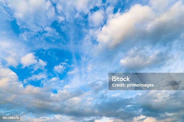 Drammatico Cielo Nuvoloso - Fotografie stock e altre immagini di A mezz'aria - A mezz'aria, Ambientazione esterna, Ambientazione tranquilla